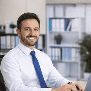 hombre profesional trabajando en oficina